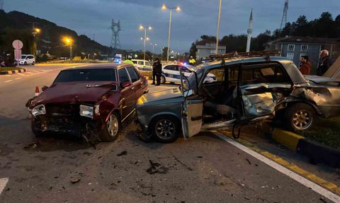 Bartın'da Kavşakta İki Araç Çarpıştı: 6 Yaralı