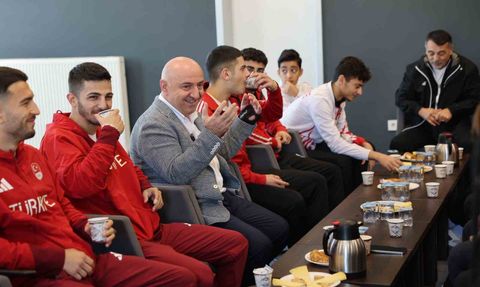 Başkan Bıyık, Darıca'nın milli sporcularını tebrik etti