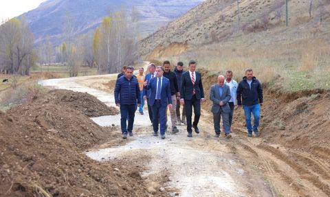Bayburt’ta köy yollarında yol genişletme çalışmaları sürüyor