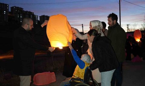 Bayburt’ta özel öğrenciler dilek fenerleriyle eşitlik ve adalet mesajı verdi