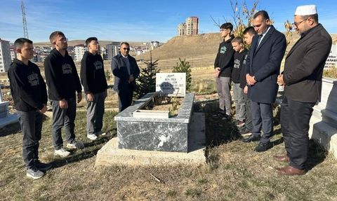 Bayburt'ta vefat eden öğretmenler mezar başında anıldı