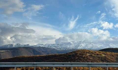 Bingöl'de karla kaplı zirveler ve sonbahar renkleri bir arada