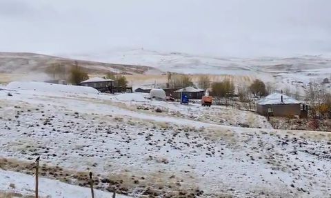Bitlis'te Ahlat’ın yüksek köyleri mevsimin ilk karıyla beyaza büründü