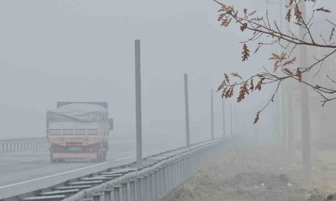 Bitlis'te yoğun sis görüşü neredeyse sıfıra düşürdü
