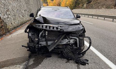 Bolu'da elektrikli otomobil istinat duvarına çarptı, araç ağır hasar aldı