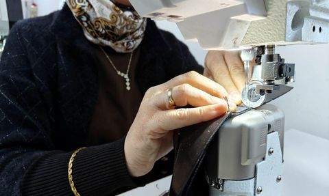 Bünyan'da kadınlar ayakkabı saya üretimini üstlendi
