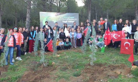 Burhaniye'de 400 fidan Taylıeli Mahallesi'nde toprakla buluştu