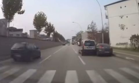 Bursa'da trafik kazaları araç kameralarına yansıdı