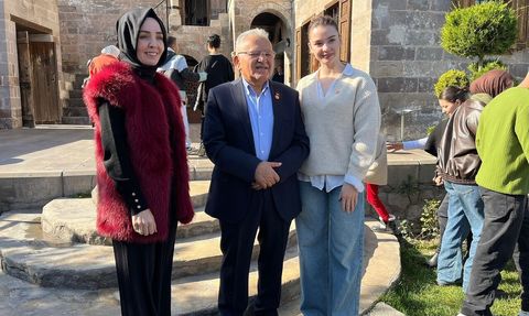 Büyükkılıç Talas’ta genç gönüllüler ve Filistinli öğrencilerle buluştu