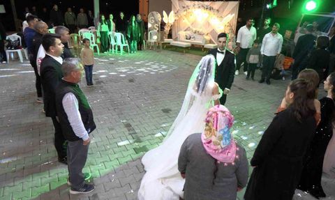 Çameli'de Gelin ve Damat Düğünü Kesip Atatürk İçin Saygı Duruşunda Bulundu