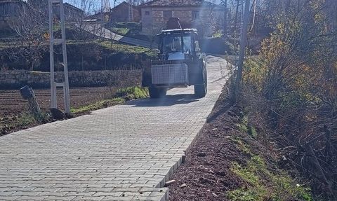 Çameli'de Kalınkoz Mahallesi'nde Kilit Parke Döşeme Çalışmaları Sürüyor