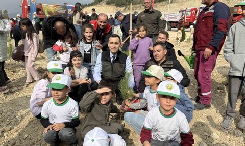 Çamlıyayla Atdağı'nda yüzlerce fidan toprakla buluştu