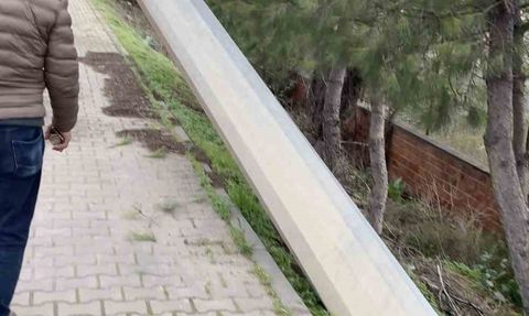 Çanakkale'de Tır Kaza Yaptı, Plaka Tanıma Sistemi Devirdi