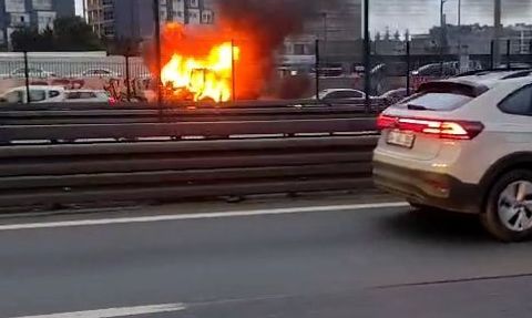 Cevizlibağ'da E5'te iş makinesi alev aldı