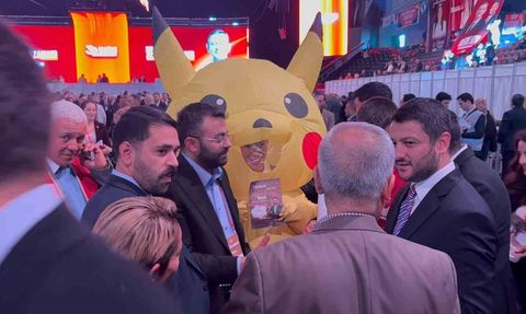 CHP Kurultayı'nda Pikachu kostümlü katılımcı ilgi çekti