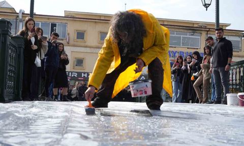 Çoruh’ta ‘Arınma’ performansı: Naylon ve suyla sembolik temizlik