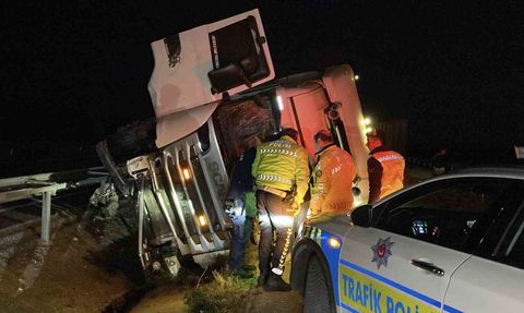 Çorum’da Tır Devrildi: Yola Saçılan Hayvan Yemi Trafiği Engelledi