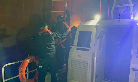 Dalaman açıklarında ticari gemide yaralanan vatandaşa Sahil Güvenlikten tıbbi tahliye