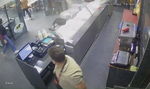 Deprem anı güvenlik kamerasında: İslahiye'de iş yerinde panik