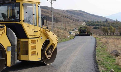 Dinar’da Uluköy-Akçaköy bağlantı yolunda sıcak asfalt çalışması başladı