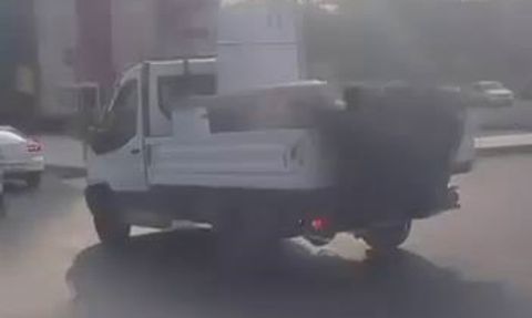 Diyarbakır’da pikap arkasına tutunan 4 çocuğun tehlikeli yolculuğu kamerada