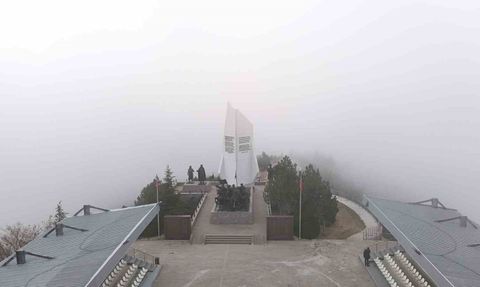 Duatepe Anıtı sisle kaplandı, kartpostallık görüntüler oluştu