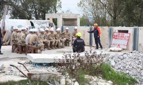 Düzce'de Jandarma Komandolar ve Afet Kurumları Arama-Kurtarma Eğitimi