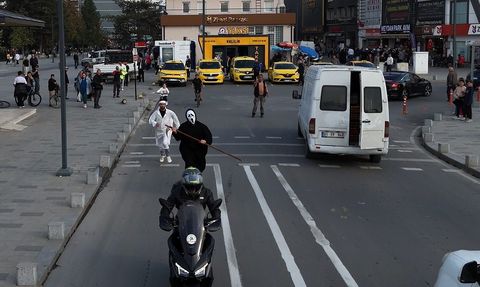 Düzce'de 'sosyal deney' — Hızlı motosikletleri kovalayarak kaza farkındalığı sağladılar