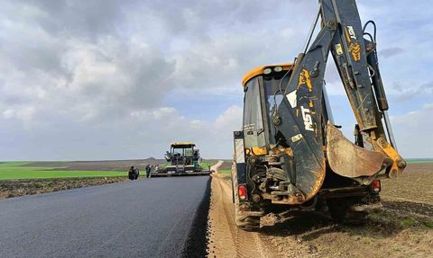 Edirne'de köy yolları sıcak asfaltla modernize ediliyor