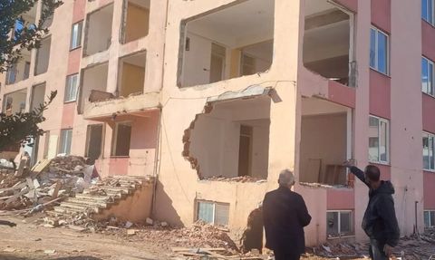 Edremit'te okul binalarında güçlendirme çalışmaları sürüyor