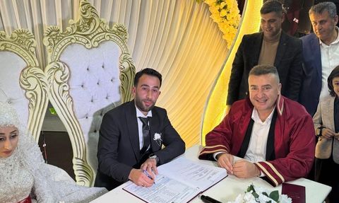 Eğirdir Belediye Başkanı Özer'in düğün paylaşımı sosyal medyada tartışma yarattı