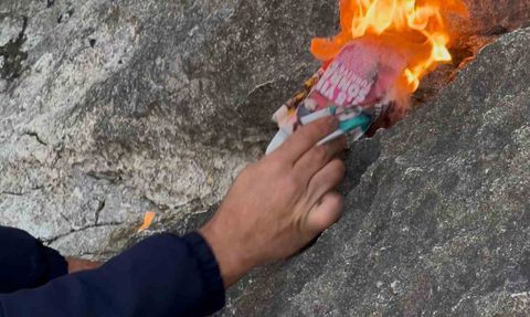 Eğirdir Gölü'nde çekilen su alanında kayalıklardan alev yükseldi