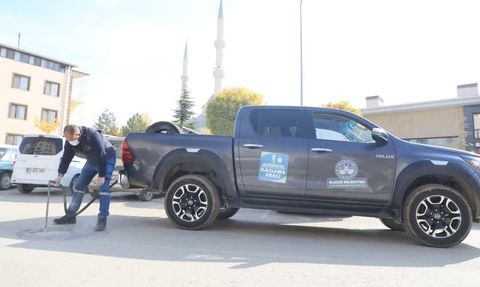 Elazığ Belediyesi kanalizasyon ve yağmur giderlerinde ilaçlama çalışmalarını sürdürüyor