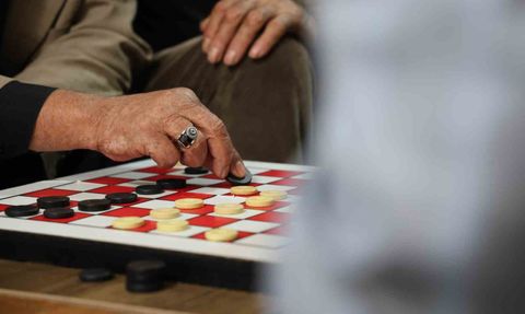 Elazığ’da emeklilerin çay ocağında süregelen dama geleneği