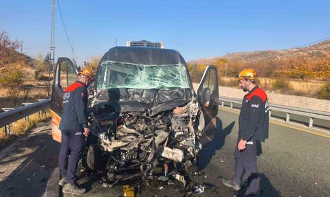 Elazığ'da Minibüs ile Kamyon Çarpıştı