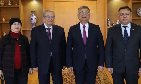 Emekli Müdür Ahmet Urfalı eserlerini Rektör Kızıltoprak’a sundu