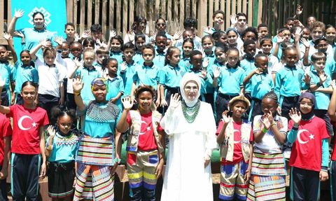 Emine Erdoğan Johannesburg'da Uluslararası Maarif Okulu'nu ziyaret etti