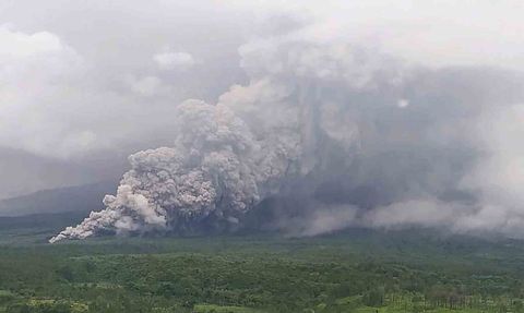 Endonezya’da Semeru Yanardağı patladı — Alarm seviyesi en yüksek düzeye çıkarıldı
