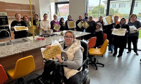 Engelli ailelerine yönelik balmumlu kumaş atölyesi: Streç filme çevreci alternatif