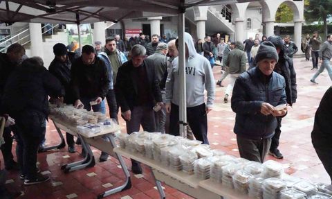 Erbaa'da cuma namazı sonrası şehitler için helva ikramı