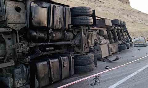 Erciş-Adilcevaz kara yolunda tır devrildi: 1 yaralı