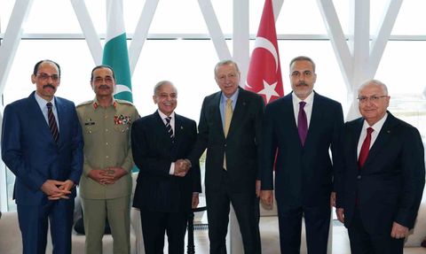 Erdoğan ile Muhammed Şahbaz Şerif Bakü'de Görüştü