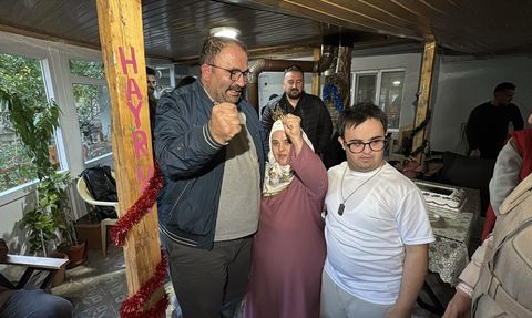 Erzincan'da Down Sendromlu Sümeyra'ya Doğum Günü Sürprizi