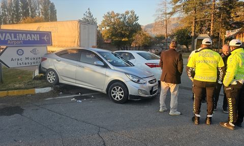 Erzincan'da Otomobil Çarpışması: 5 Yaralı
