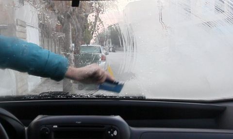 Erzincan'da soğuk hava: Araç camları buz tuttu