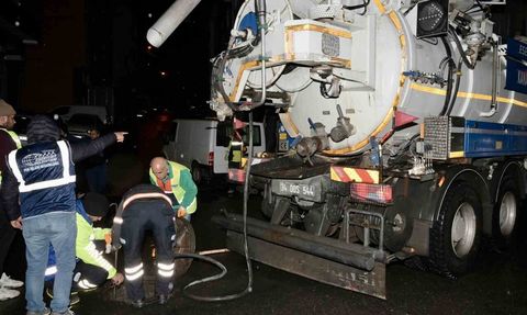 Esenyurt Belediyesi, Amasyalılar Caddesi'ndeki su baskını yaşayan esnafa müdahale etti