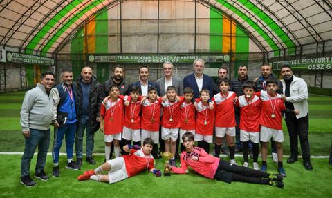 Esenyurt’ta gençler için futbol turnuvası: Recep Tayyip Erdoğan Parkı Futbol Okulu şampiyon