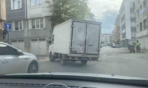 Eskişehir Baysal Sokak'ta sağa eğik kamyon devrilme korkusu yarattı