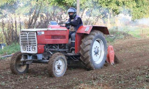 Eskişehir’de 67 yaşındaki çiftçi yeni yönetmeliğe uyarak tarlasını kaskla sürdü