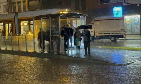 Eskişehir'de aniden bastıran sağanak ulaşımı aksattı